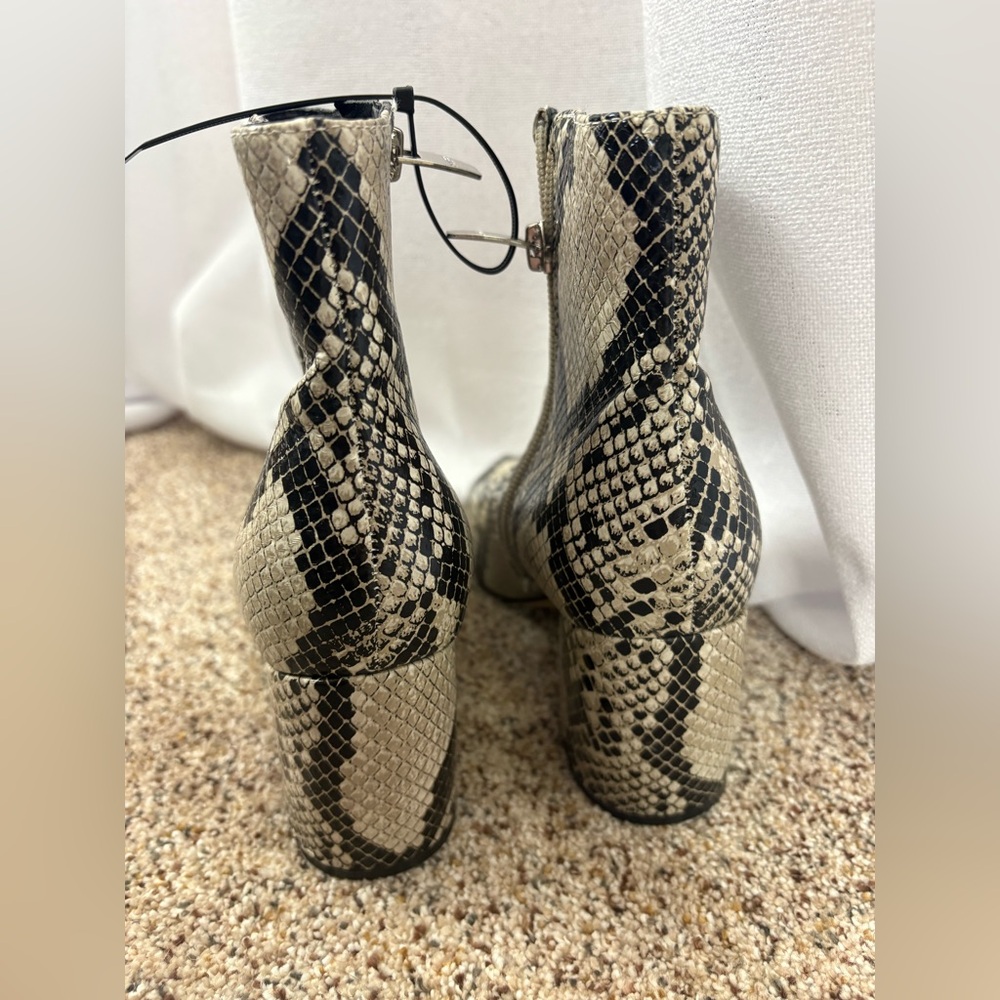 Marc Fisher Snakeskin Faux Leather Chunky Boot Pointed Toe Retire Line 6M‎ EUC - Picture 5 of 7
